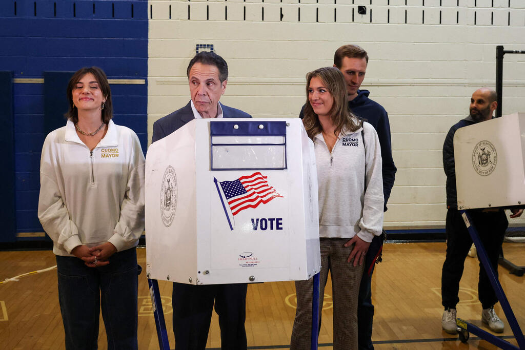 Andrew Cuomo votes at a polling station in Manhattan (Photo: TIMOTHY A. CLARY / AFP) אנדרו קואומו מצביע ב קלפי ב מנהטן ניו יורק בחירות