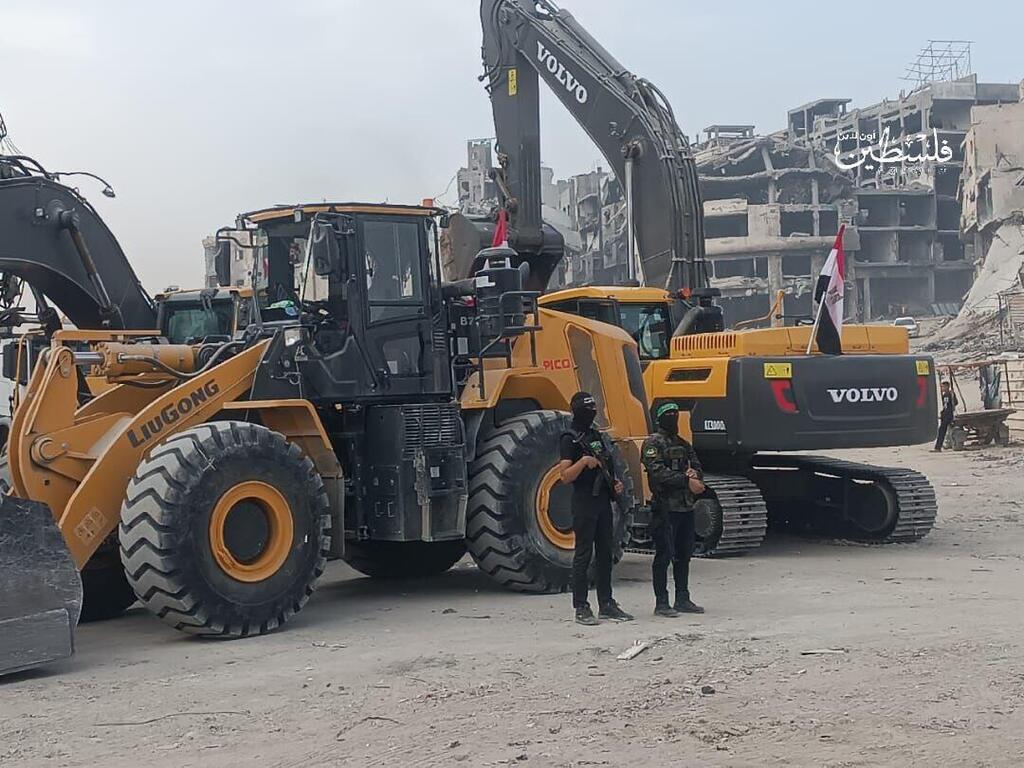 צוות של הצלב האדום יחד עם יחידת הצל של חמאס מתכוננים לחיפוש גופות בשכונת שג'אעיה מזרחית לעיר עזה