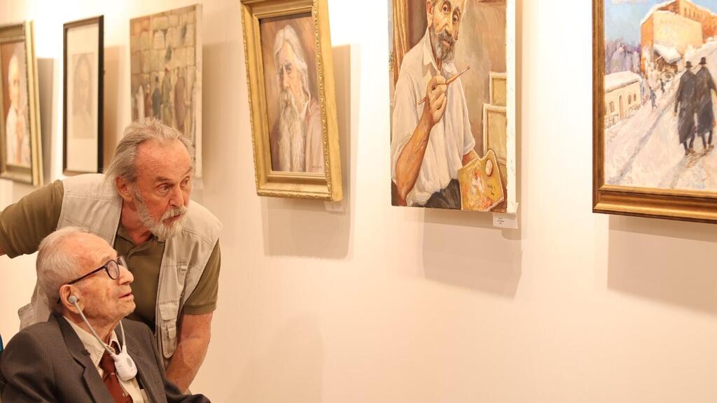 Бецалель (Салик) Кац на собственной выставке - перед автопортретом (Фото: Орит Розенфельд) Эзер ми-Цион