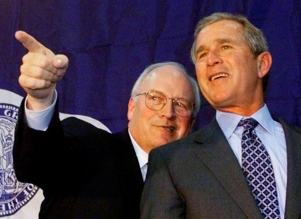 Cheney and George W. Bush (Photo: REUTERS/Jeff Mitchell/File Photo) דיק צ'ייני