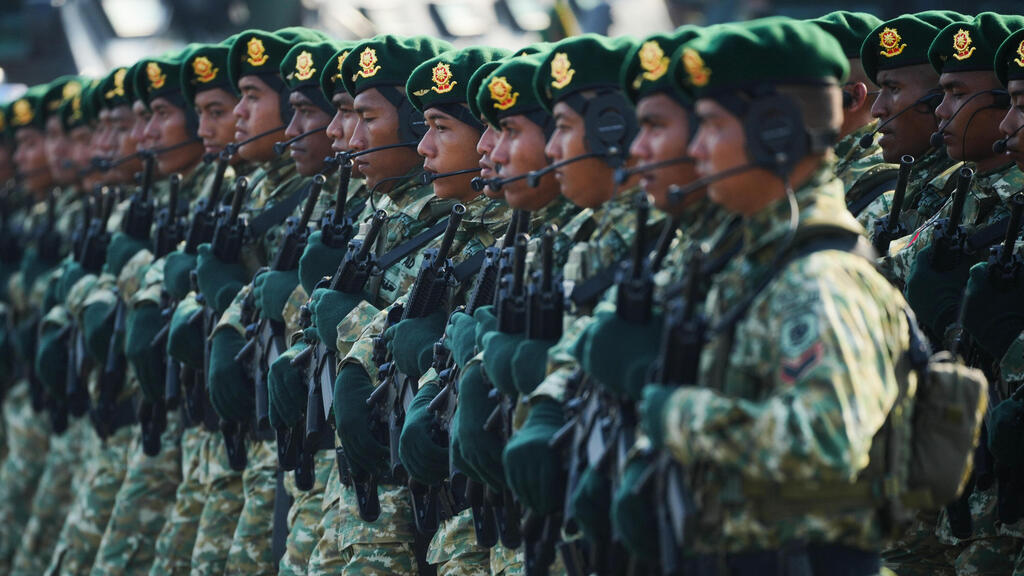 Солдаты армии Индонезии (Фото: AP Photo/Tatan Syuflanaото) חיילים של צבא אינדונזיה במצעד צבאי, מאי 2025