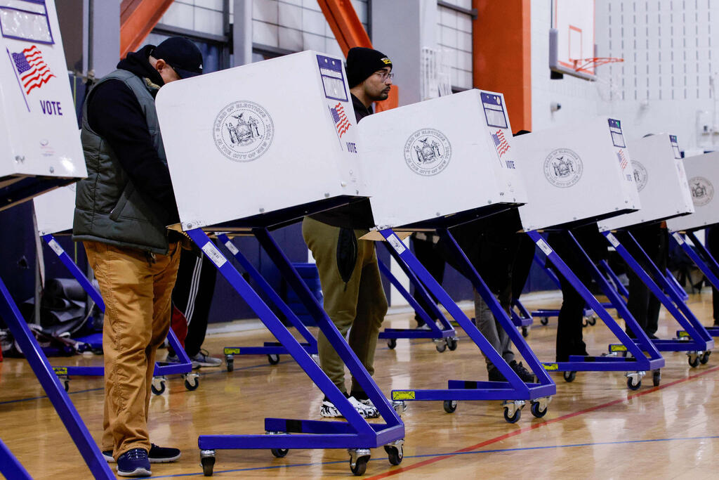 Early voting has already broken records; at a polling station in Queens (Photo: Leonardo Munoz / AFP) קלפי קווינס ניו יורק בחירות