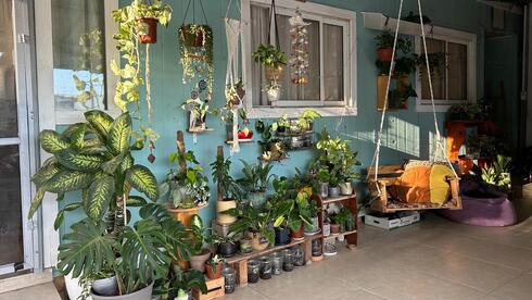 מגדלת שפע עציצים בבית הוריה במושב