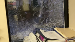 החלון המנופץ של בית הכנסת "קהילת שערי תורה" בטורונטו