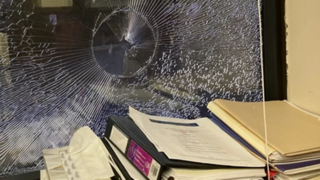 החלון המנופץ של בית הכנסת "קהילת שערי תורה" בטורונטו