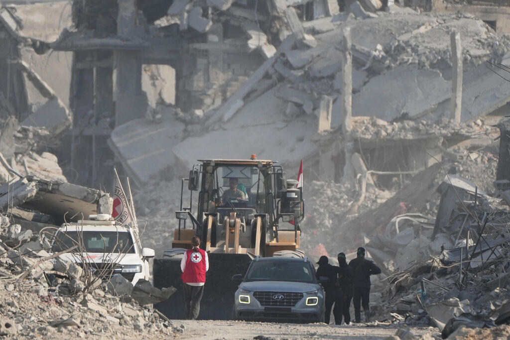 Представители Красного Креста на месте поисков в Газе (Фото: AP Photo/Jehad Alshrafi) חיפושים אחרי חללים חטופים בעזה