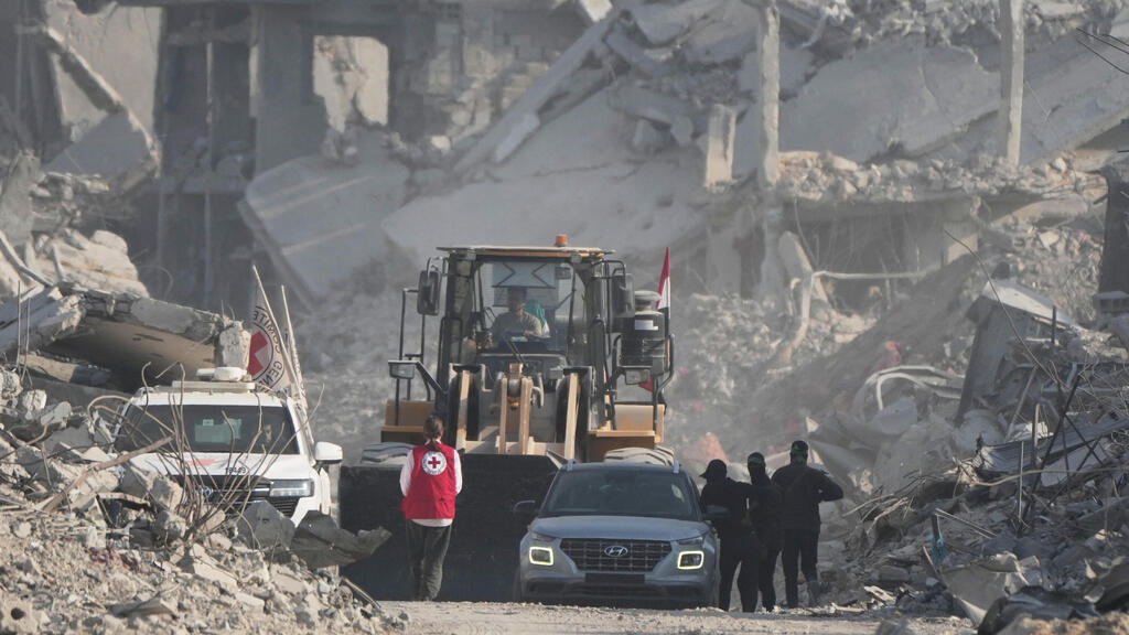 Поиск тел заложников в Газе (Фото: AP Photo/Jehad Alshrafi) חיפושים אחרי חללים חטופים בעזה
