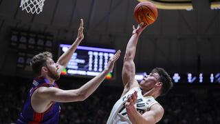 שחקן מכללת פרדו עומר מאייר מול שחקן אוונסוויל ג'ושוע יוז