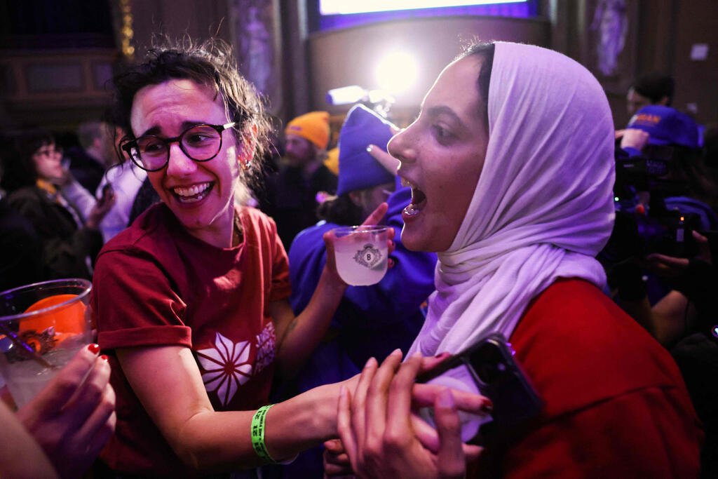 Celebrating Mamdani's victory in New York (Photo: SPENCER PLATT / GETTY IMAGES NORTH AMERICA / AFP) תומכי זוהראן ממדאני חוגגים את ניצחונו בחירות ניו יורק