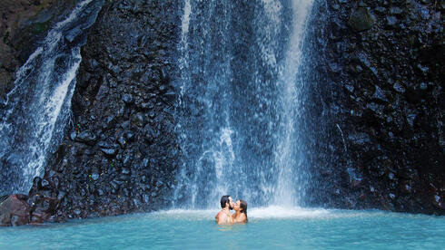 בני זוג מקיימים יחסי מין במפל, אילוסטרציה