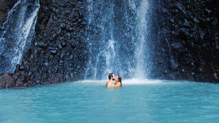 בני זוג מקיימים יחסי מין במפל, אילוסטרציה