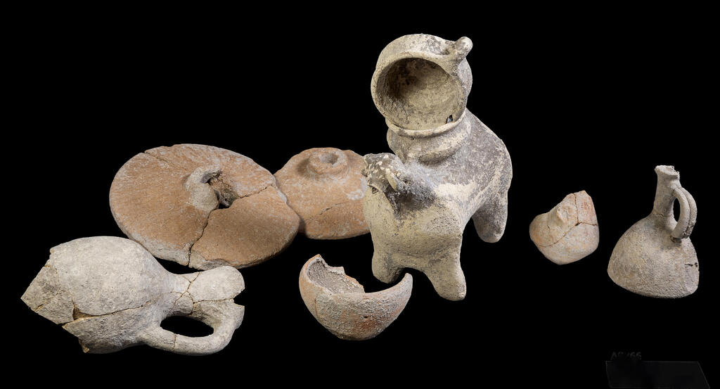 Israel Antiquities Authority מכלול כלי הפולחן שנתגלה בחפירת רשות העתיקות