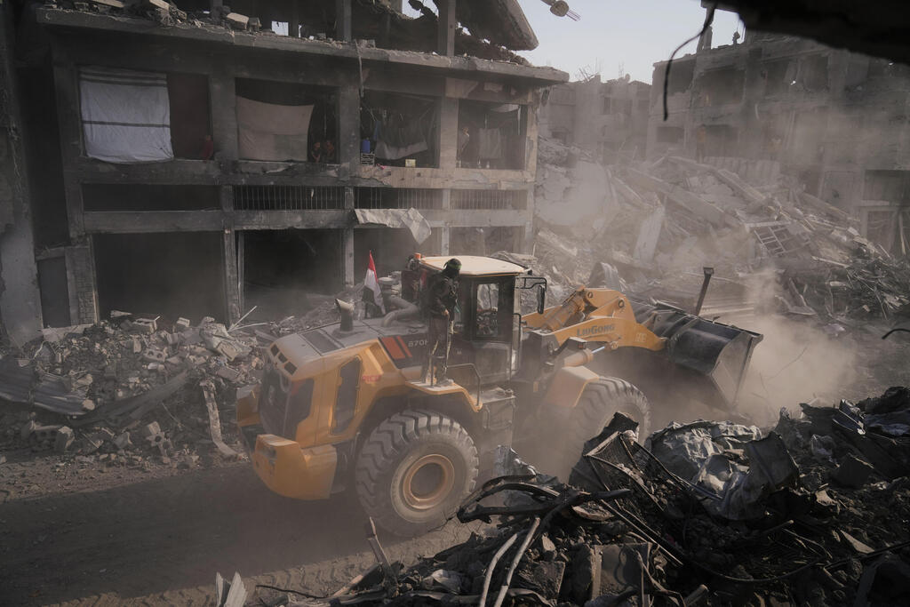 Search for remains of Israeli hostages in Gaza (Photo: AP Photo/Jehad Alshrafi) חיפושים אחרי חללים חטופים בעזה