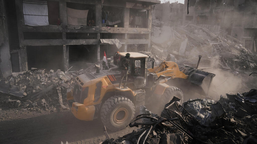 Поиски тел погибших заложников в Газе (Фото: AP Photo/Jehad Alshrafi) חיפושים אחרי חללים חטופים בעזה