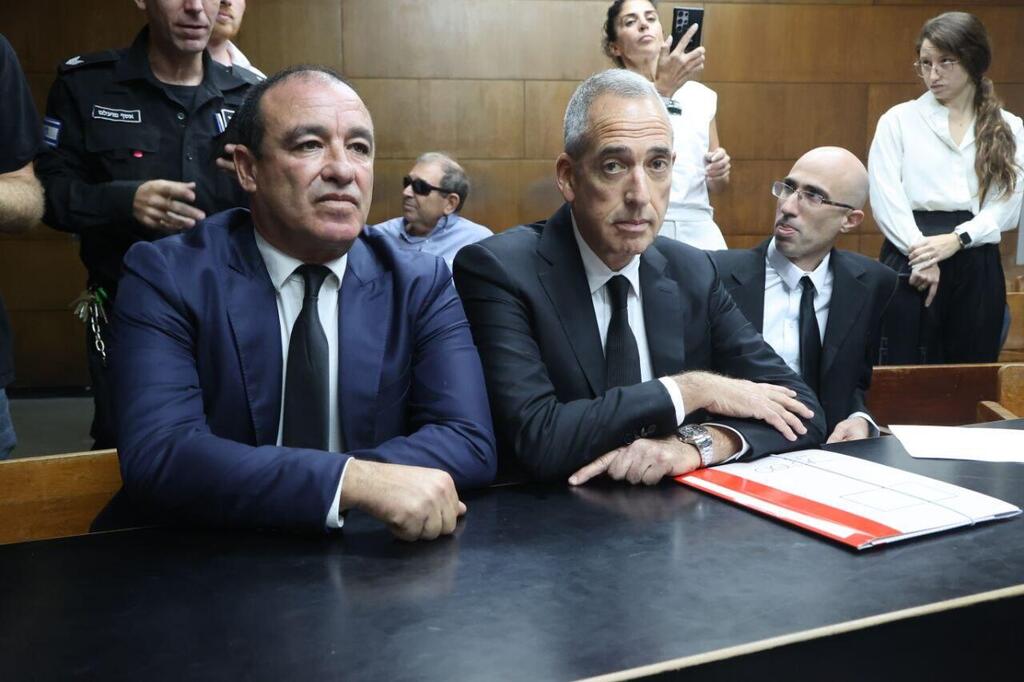 Defense attorneys sit in a Tel Aviv courtroom during a hearing for former military prosecutor Col. Matan Solomesh, who is under investigation in connection with the leak of a video allegedly showing abuse at the Sde Teiman detention facility (Photo: Moti Kimchi) דיון הארכת מעצרם של הפצ"רית יפעת תומר ירושלמי והתובע הצבאי הראשי לשעבר מתן סולומש