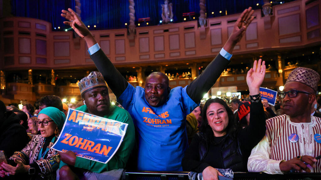 Сторонники празднуют победу Мамдани (Фото: REUTERS/Shannon Stapleton) זוהראן ממדאני