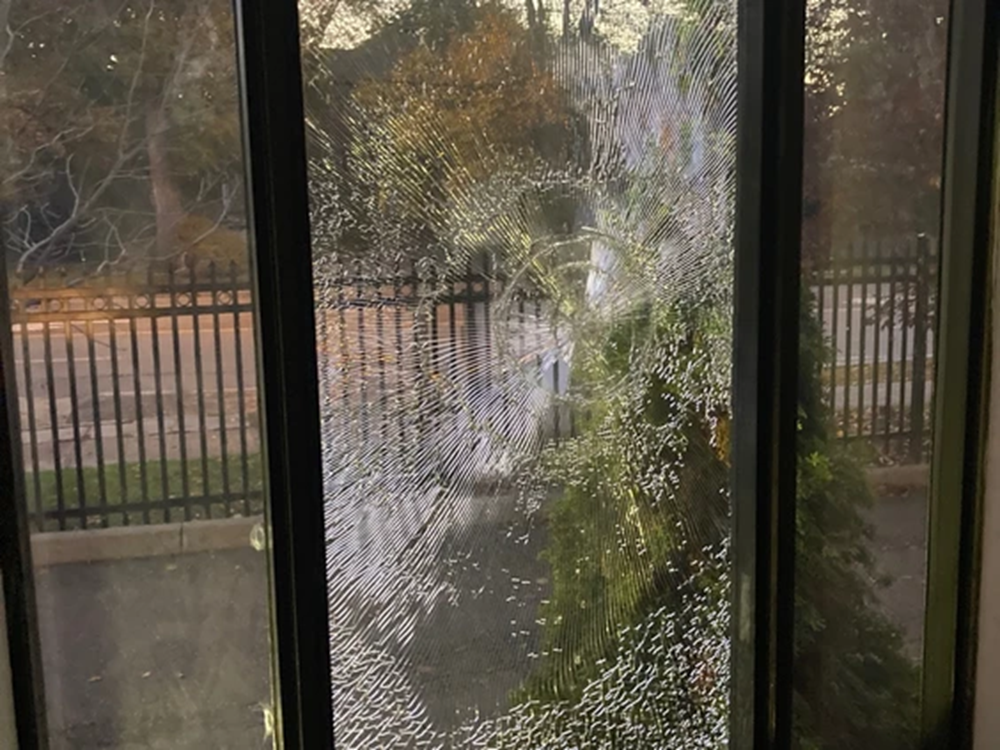 The shattered window of the Shaarei Torah synagogue in Toronto (Photo: National Post) החלון המנופץ של בית הכנסת "קהילת שערי תורה" בטורונטו
