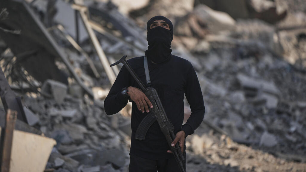 Боевик ХАМАСа в Газе (Фото: AP Photo/Jehad Alshrafi) חיפושים אחרי חללים חטופים בעזה