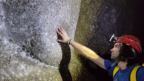 בחינת רשת קורי העכביש הענקית שהתגלתה במערת הגופרית על גבול אלבניה-יוון