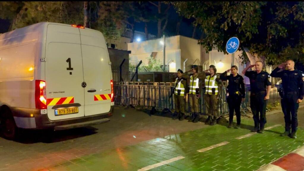 Тело погибшего заложника в Абу-Кабире (Фото: пресс-служба полиции ) ליווי שוטרים את גופת החלל החטוף שמובאת לזיהוי באבו כביר