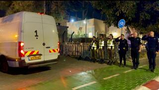 ליווי שוטרים את גופת החלל החטוף שמובאת לזיהוי באבו כביר