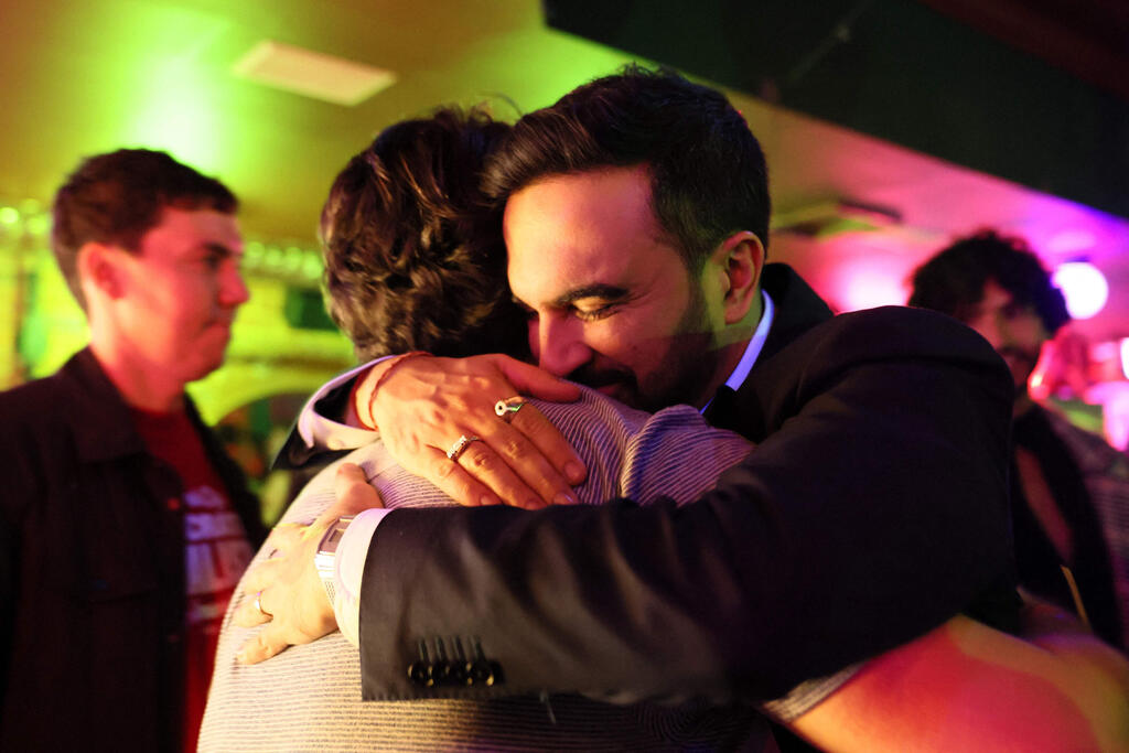 Photo: Michael M. Santiago / GETTY IMAGES NORTH AMERICA / AFP ממדאני מתחבק עם תומכים אחרי ניצחונו ב בחירות ניו יורק