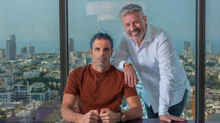 כידן דהרי (משמאל) וירון אדיב במשרדי ישפרו בתל אביב