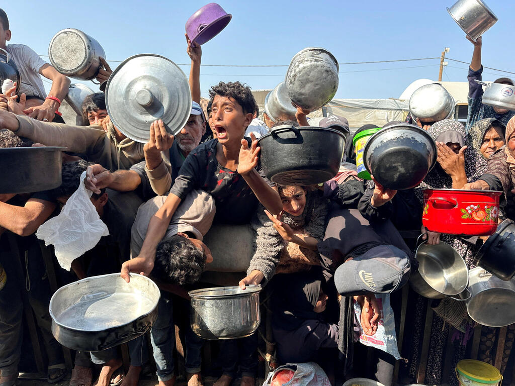 Gazans queue for food in Khan Younis, archive (Photo: REUTERS/Haseeb Alwazeer ) חאן יונס עזה