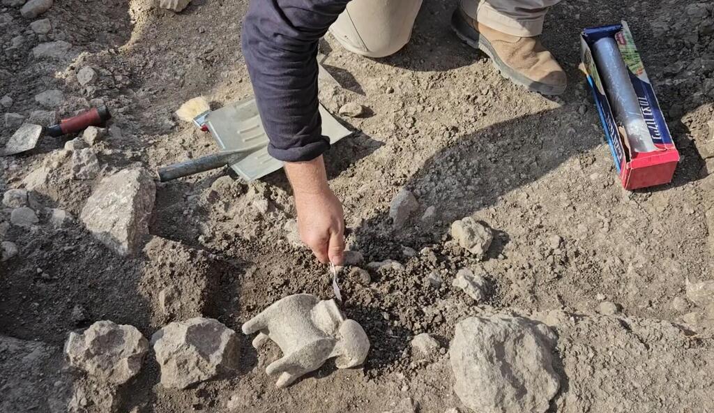 Photo: Israel Antiquities Authority כלי הפולחן דמוי האיל כפי שהתגלה בשטח