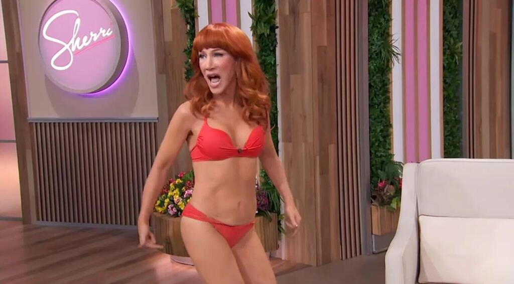 מי צריך תעודת אזרחית וותיקה כשיש ביקיני. קת'י גריפין (צילום מסך יוטיוב) קת'י גריפין