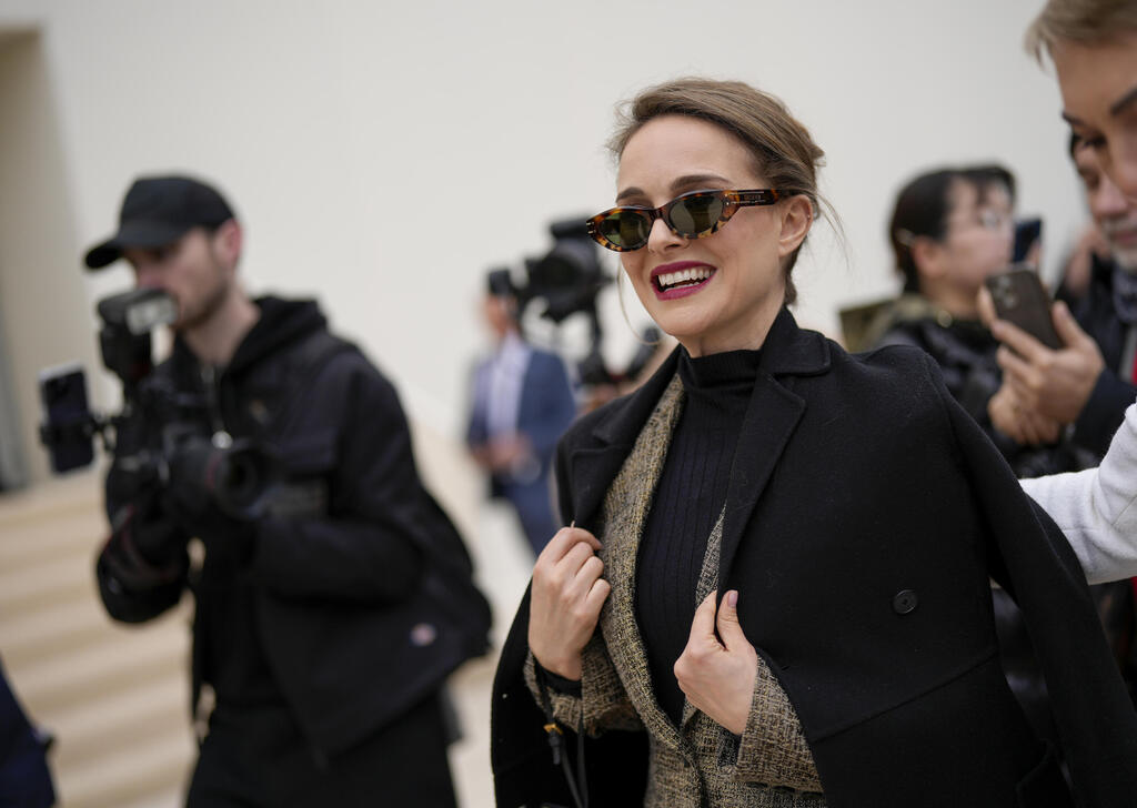 נטלי פורטמן בתצוגת סתיו-חורף 2024-25 של דיור