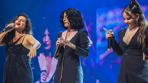 נטע ברזילי, אפרת גוש ומירי מסיקה. מתוך המופע "כמו צמח בר" בהיכל התרבות