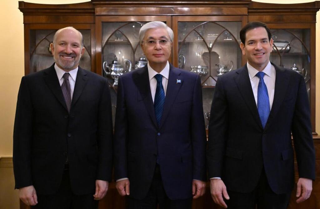 US Secretary of Commerce Howard Lutnik, Kazakh President Kassym-Jomart Tokayev and US Secretary of State Marco Rubio (Photo: Kazakhstan Embassy in Israel) נשיא קזחסטן בפגישה עם רוביו
