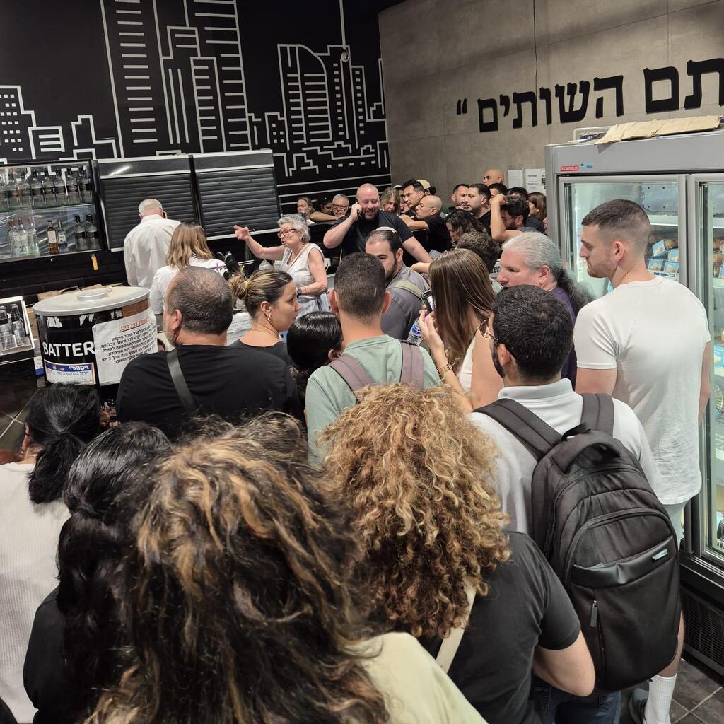 Photo: Mairav Crystal התור למכירת האייפונים בוויקטורי קניון איילון