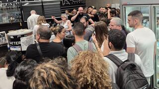 התור למכירת האייפונים בוויקטורי קניון איילון