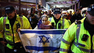 הפגנה מחוץ לאצטדיון