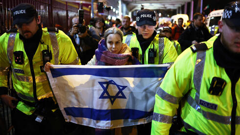 הפגנה מחוץ לאצטדיון