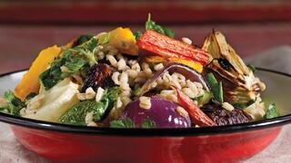 טבעוני: סלט אנטיפסטי, גריסי פנינה ועשבי תיבול