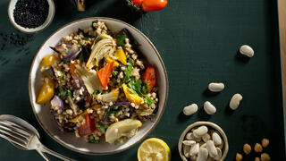 טבעוני: סלט אנטיפסטי, גריסי פנינה ועשבי תיבול