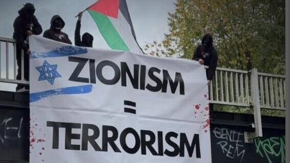 מתוך השלטים שנתלו בברמינגהאם. "ציונות שווה טרור"
