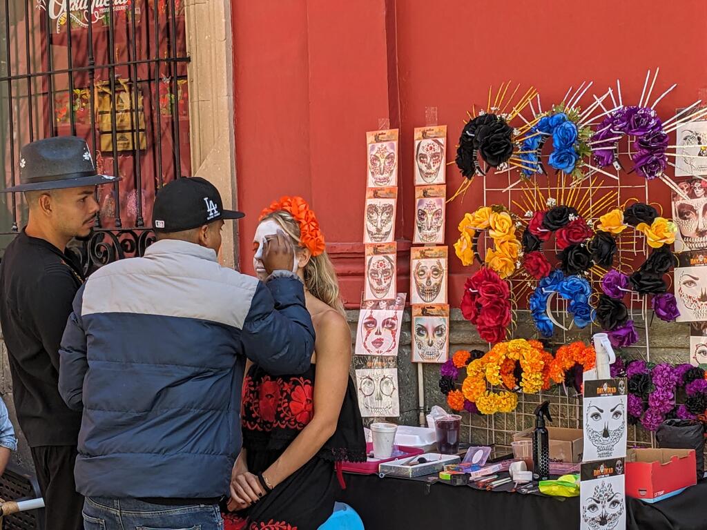 Makeup artists on the streets (Photo: Amir Bogen) חגיגות "יום המתים" במקסיקו