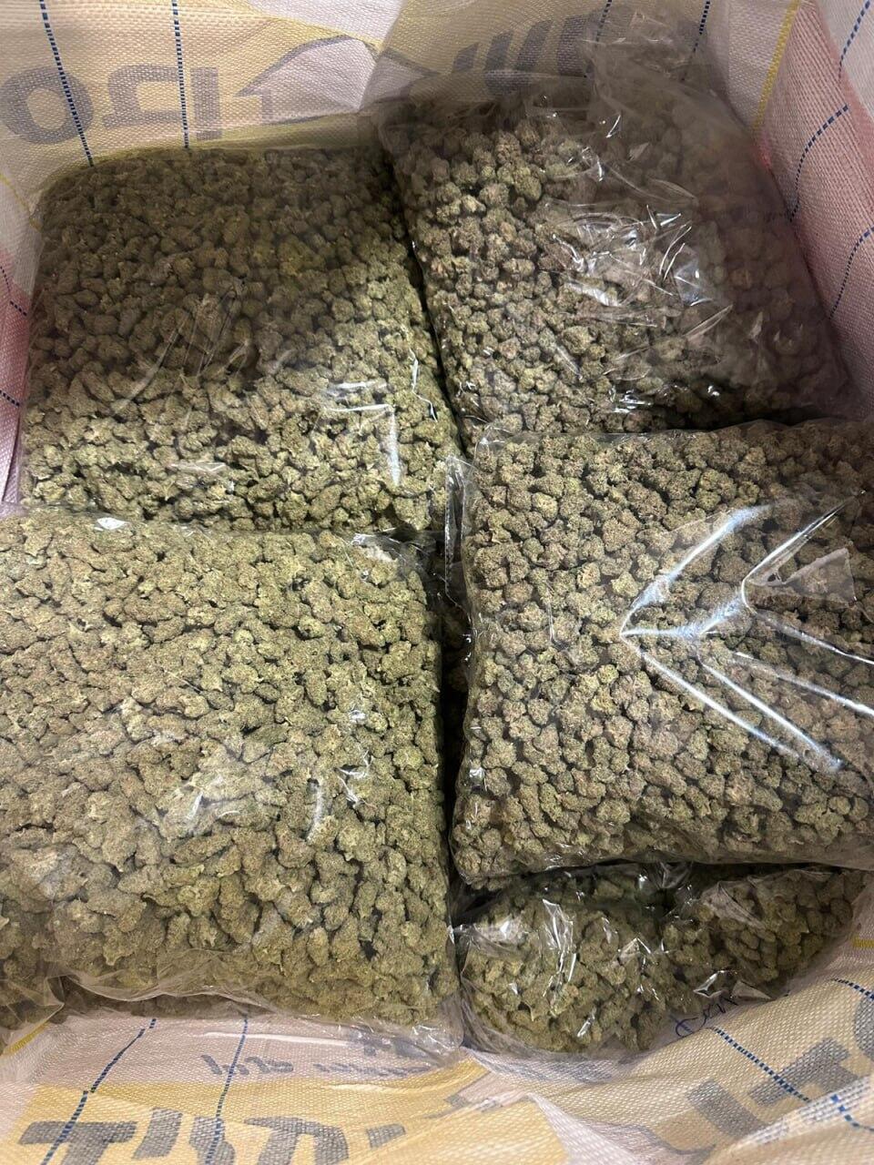 Drugs seized at the apartment (Photo: Israel Police) סמים שנתפסו בקופסאות של ממתקים