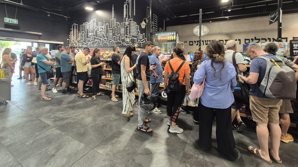 Long lines at Victory’s Ayalon Mall branch in Ramat Gan as customers flock for discounted iPhones (Photo: Mairav Crystal) התור למכירת האייפונים בוויקטורי קניון איילון