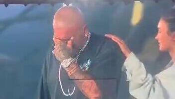 אייל גולן על הבמה בפארק הירקון