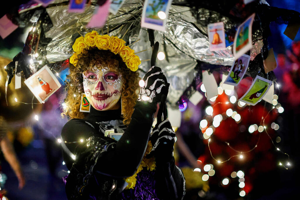 A woman dressed as La Catrina, an iconic figure of the Day of the Dead (Photo: Rodrigo Oropeza / AFP) חגיגות יום המתים במקסיקו