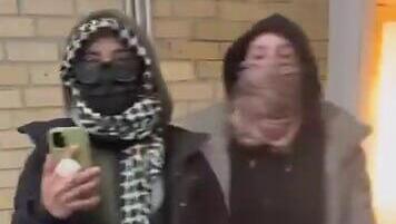 תיעוד: רעולי פנים השתוללו ושברו דלת וחלון באירוע עם חיילי צה"ל בטורונטו