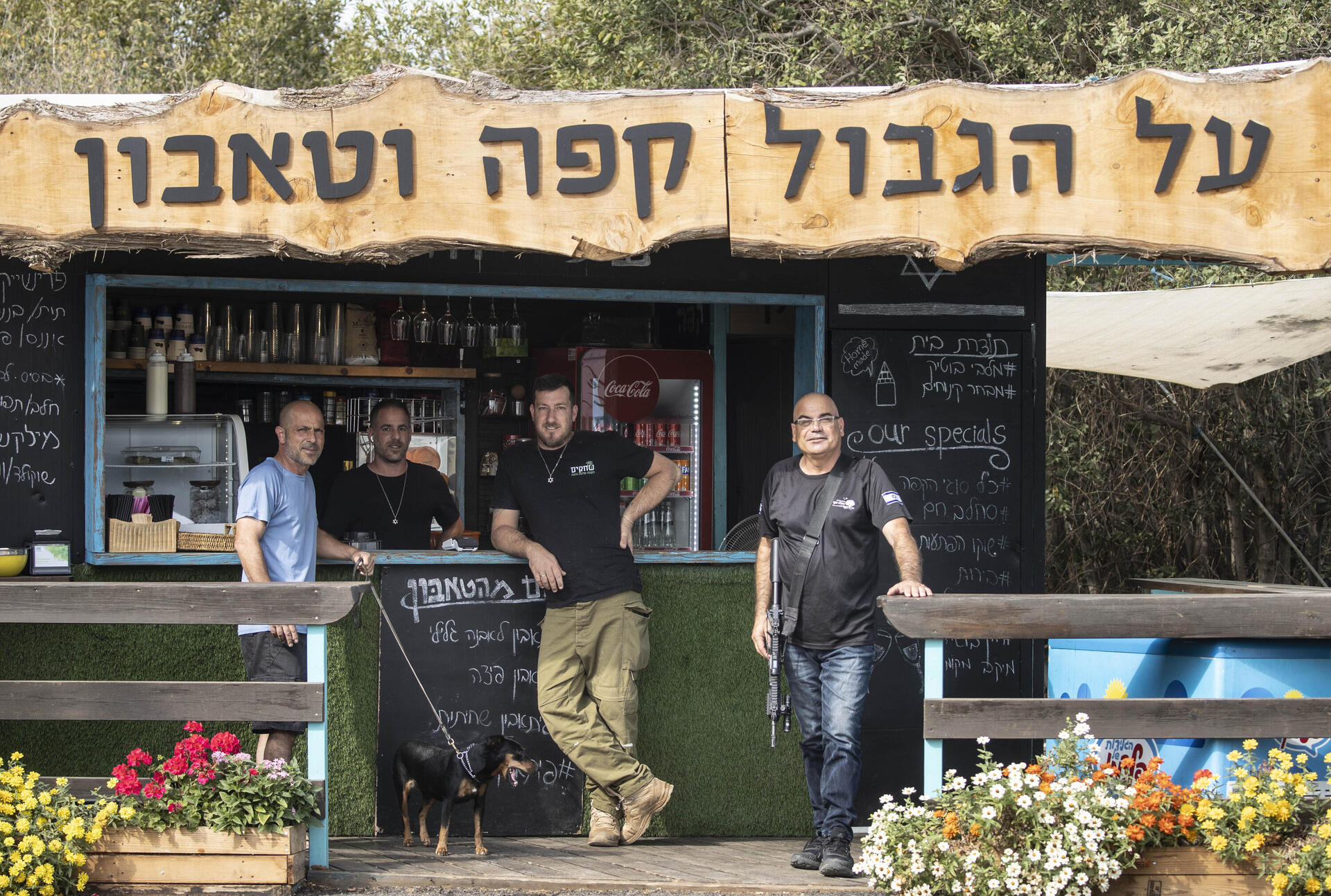 בית קפה "על הגבול " במושב שתולה בצפון, מטרים ספורים מגבול לבנון 