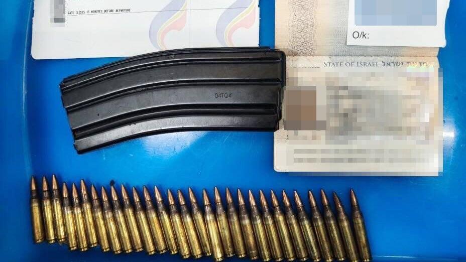 Содержимое чемодана מעצר הישראלי בפוקט שבתאילנד, לאחר שנמצאה מחסית עם כדורים בתיקו