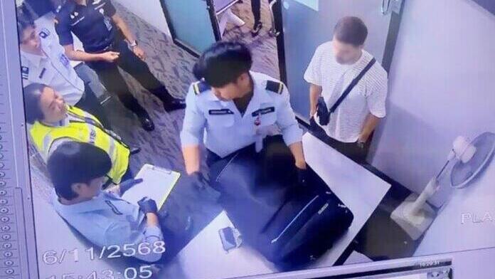 Момент сканирования מעצר הישראלי בפוקט שבתאילנד, לאחר שנמצאה מחסית עם כדורים בתיקו