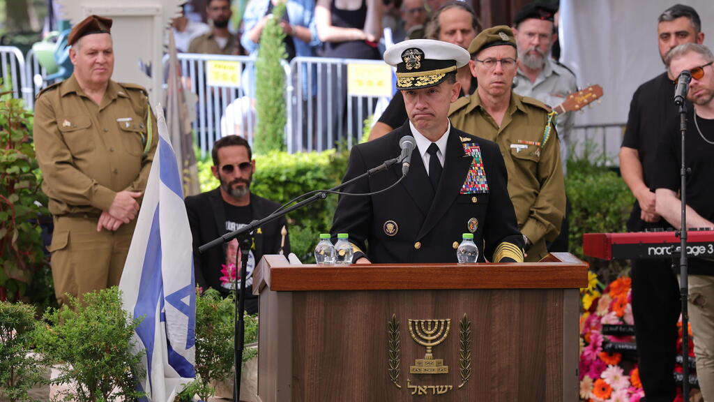 Adm. Brad Cooper during the funeral of Omer Neutra (Photo: Oz Mualem) הלווייתו של סרן עומר נאוטרה ז"ל, בבית העלמין בקרית שאול